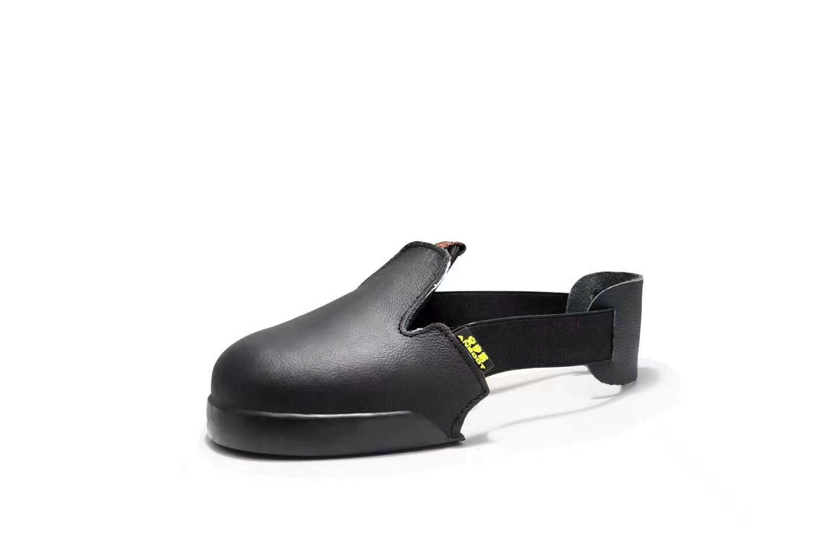 施工現(xiàn)場環(huán)境復(fù)雜,提前穿戴防砸勞保鞋預(yù)防